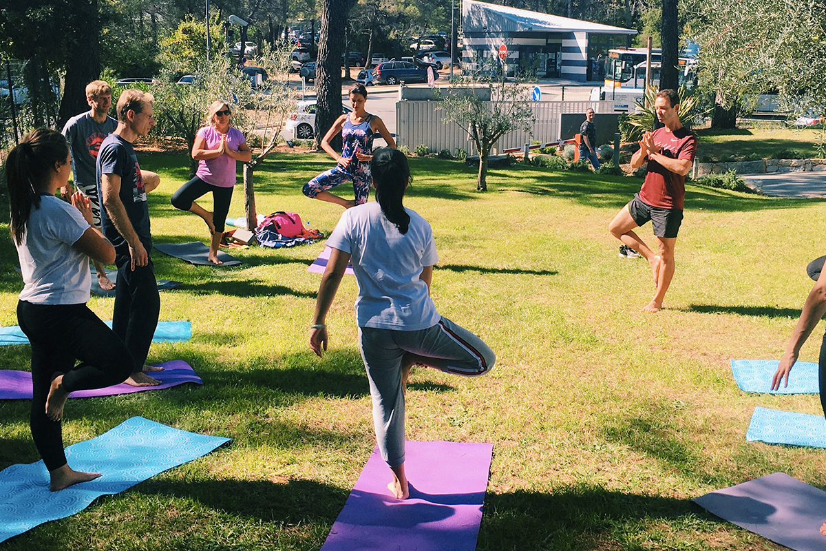 Le Yoga chez Sundesk : se détendre sur son lieu de travail